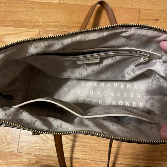 DKNY Logo Print Shoulder Bag - Picture 2 of 3